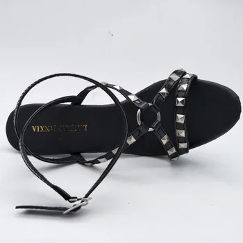 LAIJIANJINXIA Yeni Kadın Yaz Sandalet Ayakkabı Perçinler Gerçek Görüntü Bayanlar Parti Sandalet Ayakkabı Gerçek Görüntü Sandalias Mujer Sandalet
